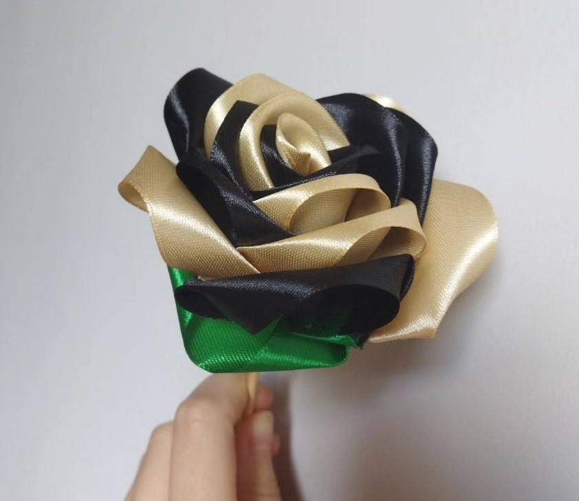 gold & black rose