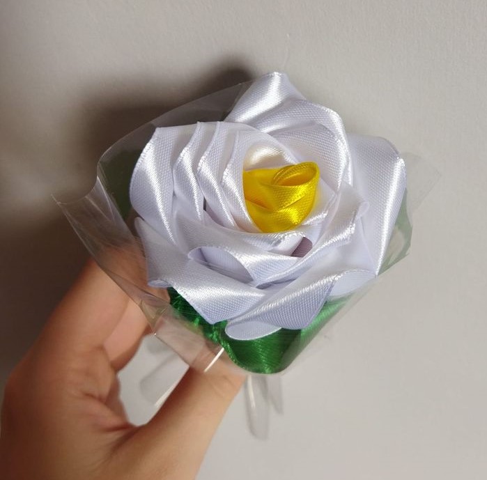 white with yellow centre rose